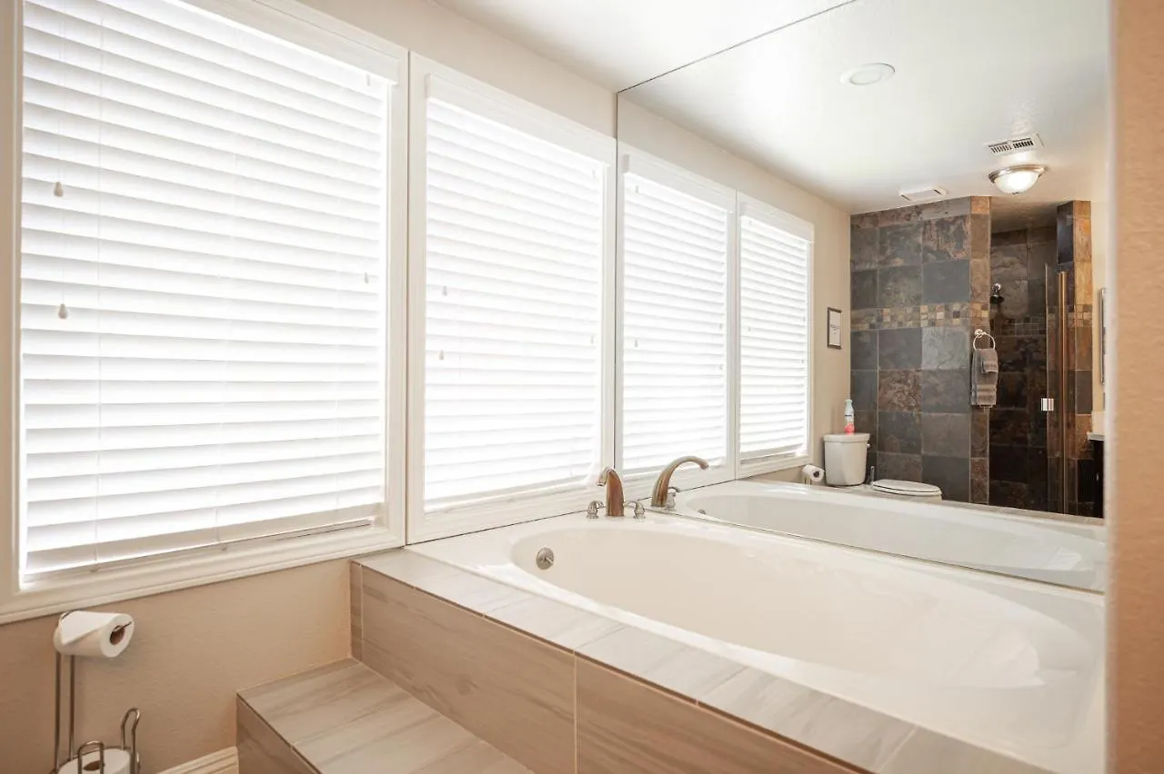Luxury Home Near Las Vegas Strip And Airport. 度假居